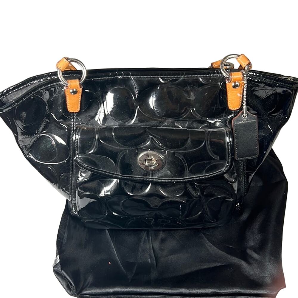 Coach Embossed C Patent Leather
Black Tote Bag Shoulder bag zip closure